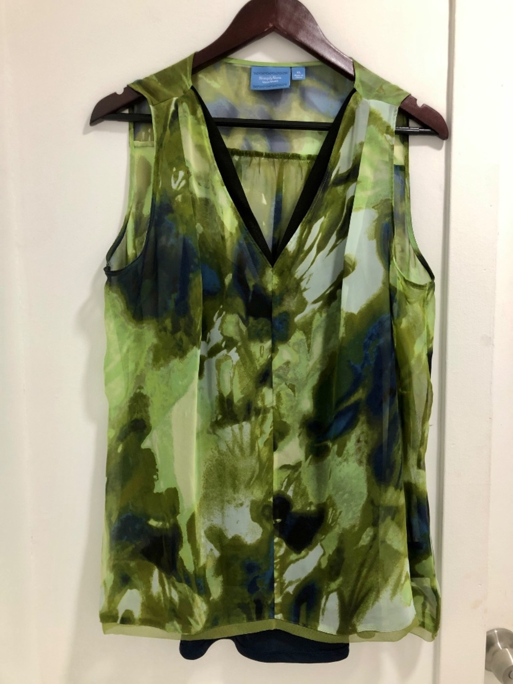 Simply Vera Vera Wang Green Watercolor Abstract V-Neck Sleeveless Blouse Lined.